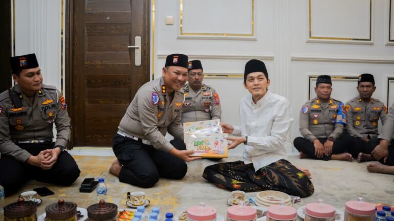 Sambut HUT Polantas ke-70, Ditlantas Polda Jatim Silaturahmi ke Sabilu Taubah Edukasi Keselamatan Berlalulintas