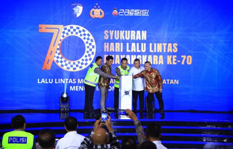 Hadiri Syukuran HUT Lalu Lintas ke-70, Kapolri Luncurkan Digital Korlantas dan Sematkan Pin Emas