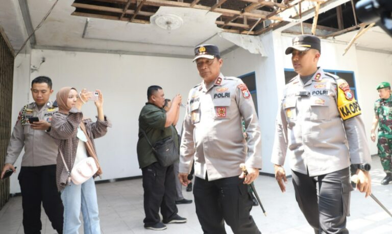 Kapolda Jatim Tinjau Titik Kerusakan di Kediri Raya, Himbau Masyarakat Turut Jaga Kamtibmas