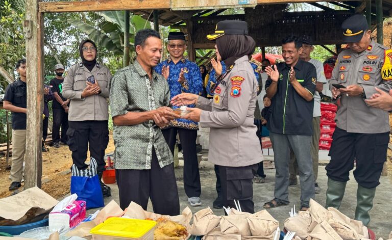 Bedah Rumah Warga di Tulakan, Polres Pacitan Peringati Hari Jadi Polwan ke-77