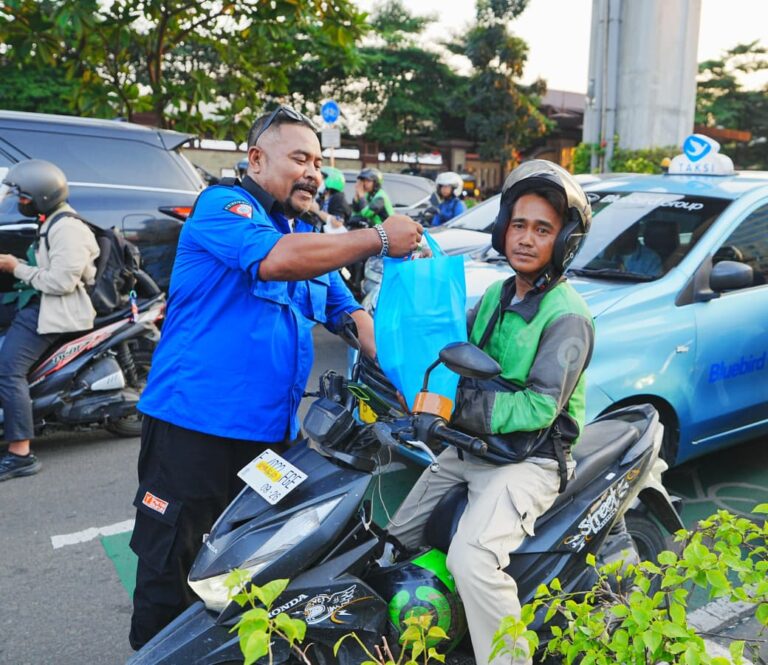 Buruh KSPSI dan Polri Adakan Bakti Sosial, Ratusan Paket Sembako Dibagikan kepada Warga