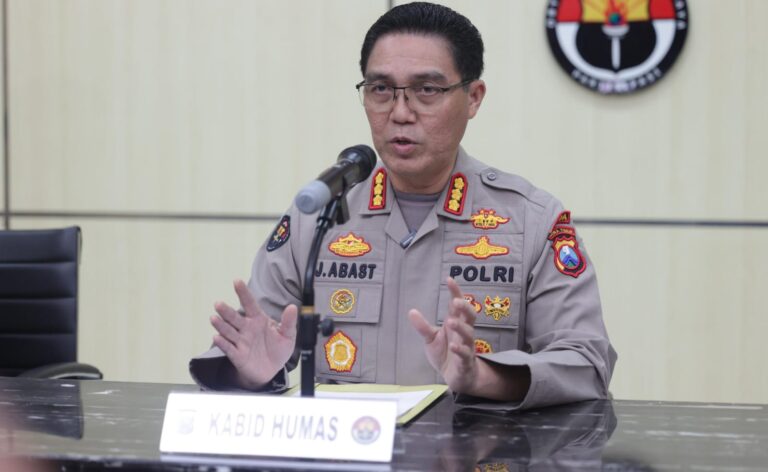 Puluhan Personel Polri Terluka Saat Amankan Aksi Anarkis di Jawa Timur 18 Diantaranya Jalani Rawat Inap