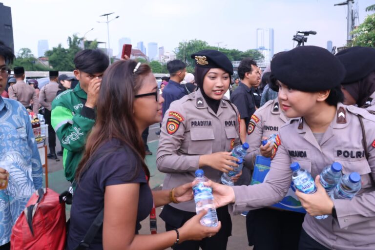 Aksi Humanis, Polwan Bagikan Air Mineral dan Roti untuk Massa Demo di Depan DPR
