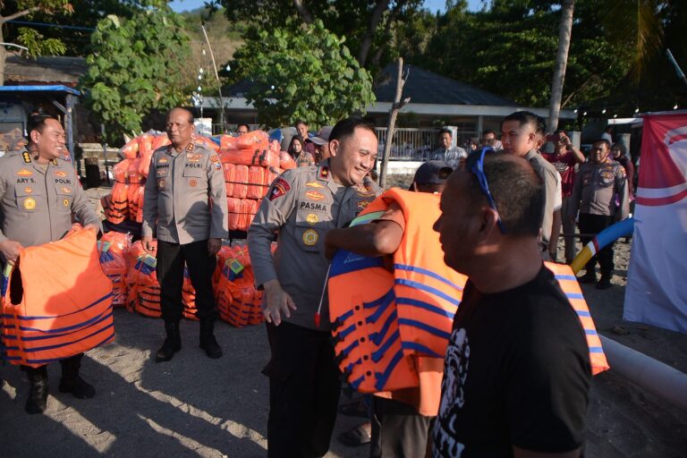 Kapolda Jatim Beri Bantuan Alat Keselamatan dan Sembako ke Kelompok Nelayan dan Sadar Wisata di Pantai Pasir Putih Situbondo