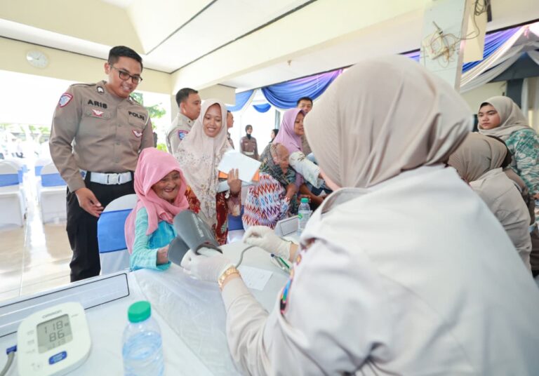 Sambut Hari Lalu Lintas Bhayangkara ke 70, Ditlantas Polda Jatim Gelar Baksos dan Bakkes