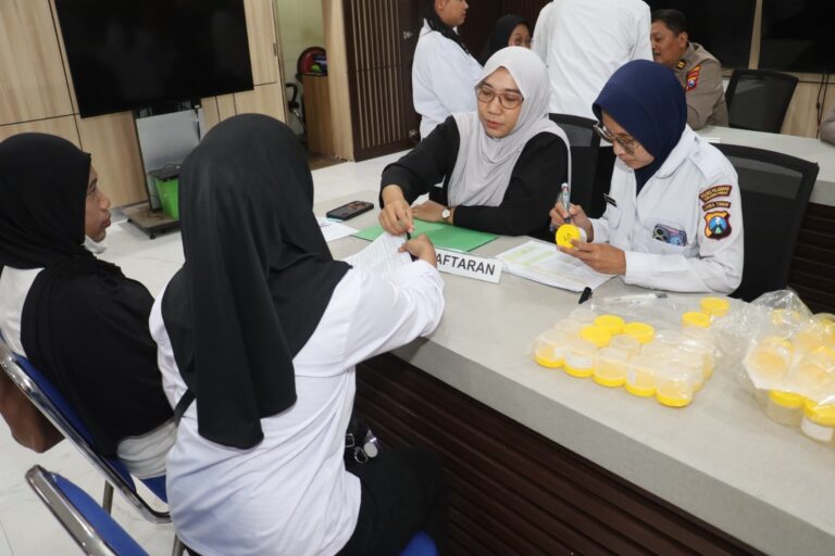 Polres Pelabuhan Tanjungperak Lakukan Pemeriksaan Kesehatan untuk Petugas SPPG