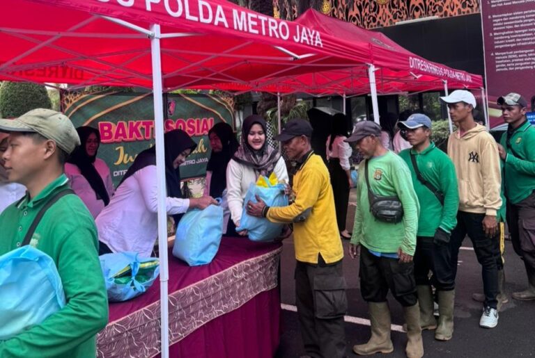Polri Untuk Masyarakat: Ditreskrimsus Polda Metro Jaya Gelar Jumat Berkah