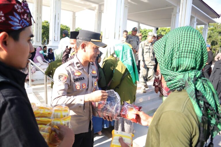 Humanis, Polisi Berbagi Roti dan Air untuk Aksi Damai Alumni Ponpes di Situbondo Berlangsung Sejuk