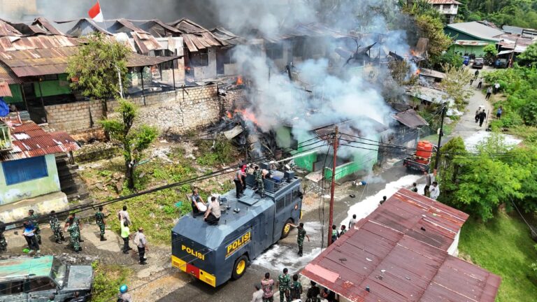 Quick Respon Polri Bantu Padamkan Kebakaran di Kodam Lama Jayapura