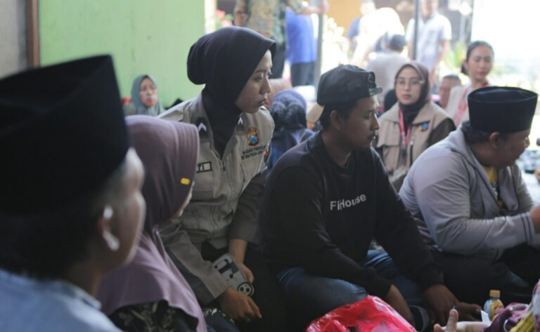 Polda Jatim Libatkan Tim Psikologi Dampingi Keluarga Korban di Ponpes Al-Khoziny