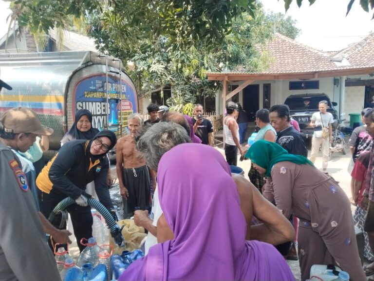 Polri Untuk Masyarakat: Polisi Datangkan Dua Tangki Air Bersih untuk Warga Kenduruhan Pasuruan
