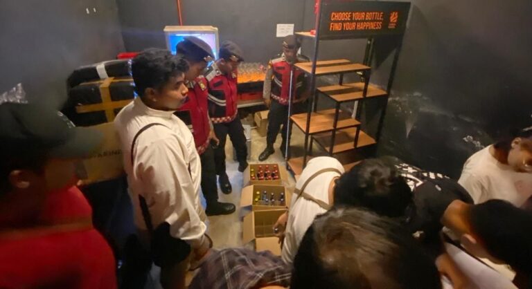 Harkamtibmas Polres Tulungagung Gelar Razia, Puluhan Botol Miras Diamankan