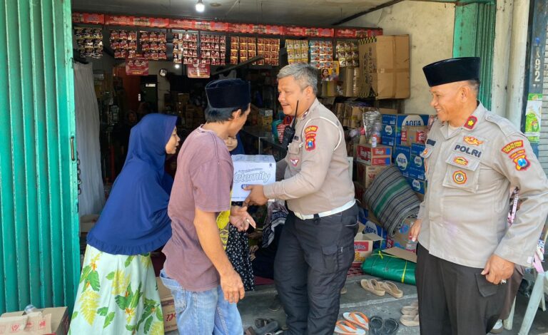 Turut Belasungkawa Polres Pelabuhan Tanjungperak Takziah ke Rumah Dua Santri Ponpes Al Khoziny