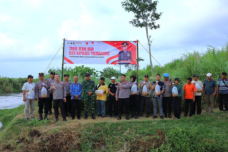 Jaga Ekosistem Sungai Polres Tulungagung Tebar 5.000 Benih Ikan Tombro di Boyolangu