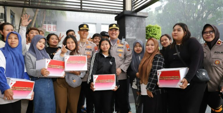 Kapolresta Malang Kota Bagikan 200 Paket Sembako untuk Serikat Buruh dalam Apel Akbar Kebangsaan