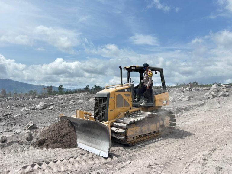 Polda Jatim Libatkan Personel Gabungan Perbaiki Tanggul Sungai di Curah Kobokan Lumajang