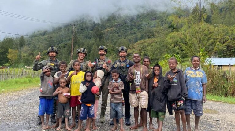 Personel Ops Damai Cartenz Tebar Keceriaan Bersama Anak-Anak di Distrik Bibida Paniai