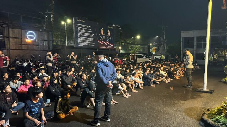 Polresta Malang Kota Gelar Patroli Blue Light, Bubarkan Kerumunan dan Amankan 111 Motor Diduga untuk Balap Liar