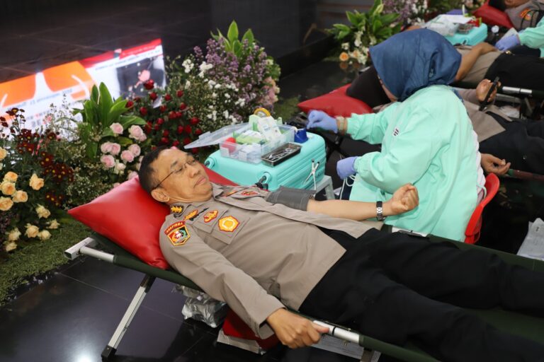 Polresta Malang Kota dan Serdik Sespimma Peduli gelar donor darah pada momentum Hari Kesehatan Nasional 2025