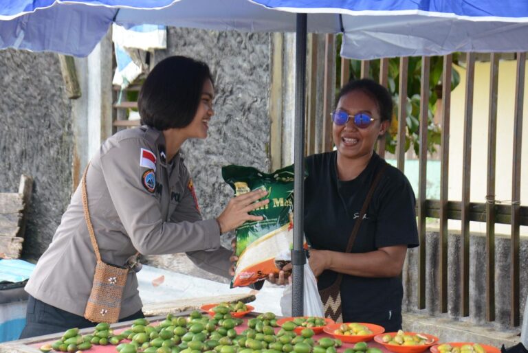 Sambut Bulan Kasih, Satgas Damai Cartenz Tebar Kepedulian Lewat Pembagian Sembako
