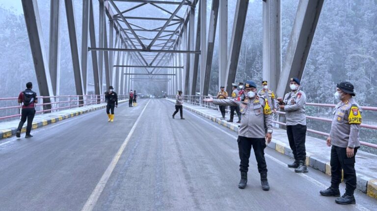 Polda Jatim Himbau Warga Tetap Waspada Antisipasi Letusan Sekunder Gunung Semeru