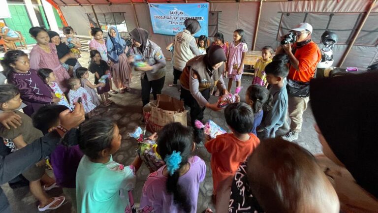 Polres Lumajang Dampingi Anak-anak Pengungsi Semeru: Beri Hiburan dan Pulihkan Trauma