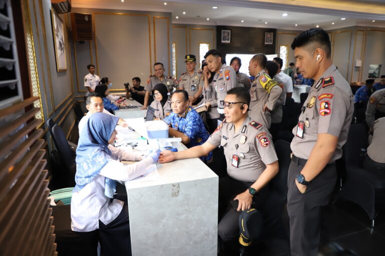 Polresta Malang Kota dan Serdik Sespimma Gelar Baksos dan Donor Darah di Hari Kesehatan Nasional 2025