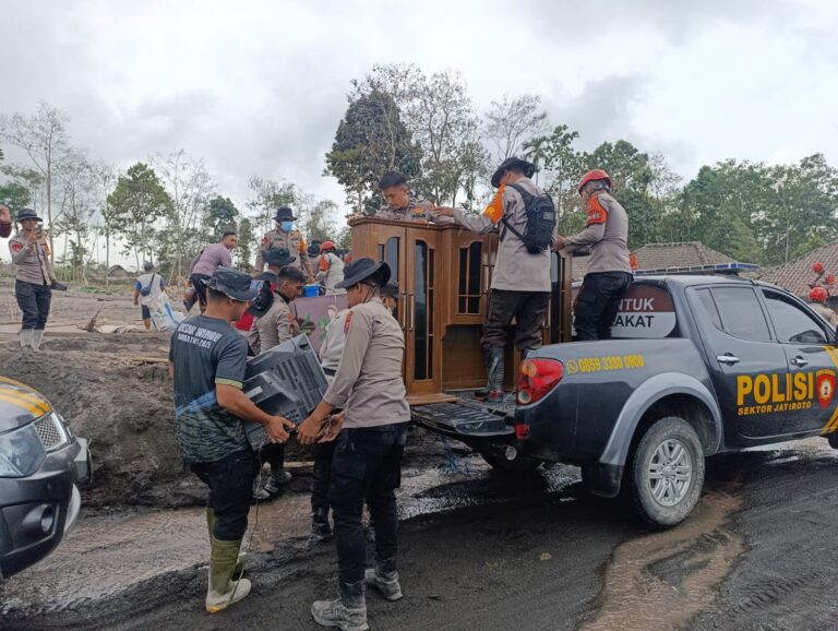 Polda Jatim Bantu Warga Evakuasi Barang Berharga di Tengah Erupsi Gunung Semeru