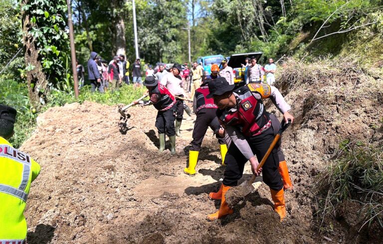 Polres Batu Terjunkan Puluhan Personel Tangani Longsor di Ngantang, Akses Malang – Blitar Kembali Lancar