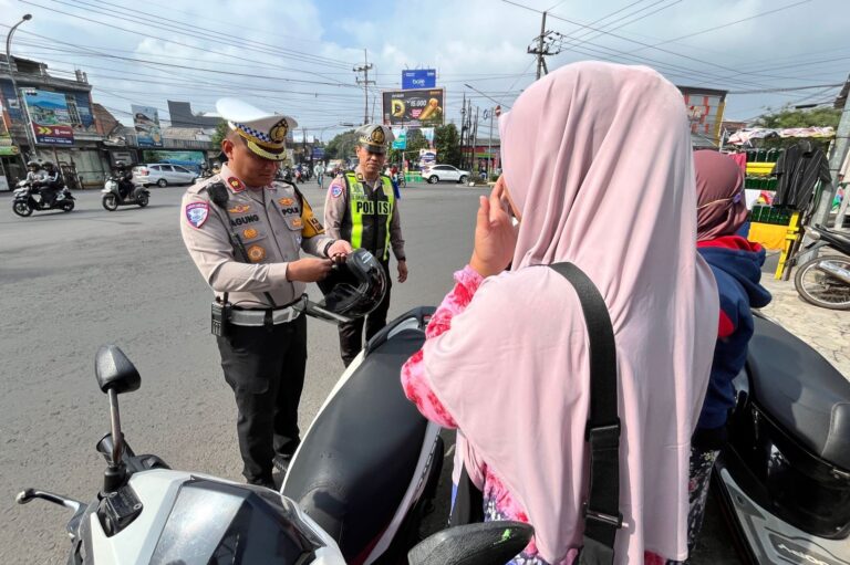Operasi Zebra Semeru Polresta Malang Kota Bagikan 100 Helm Gratis