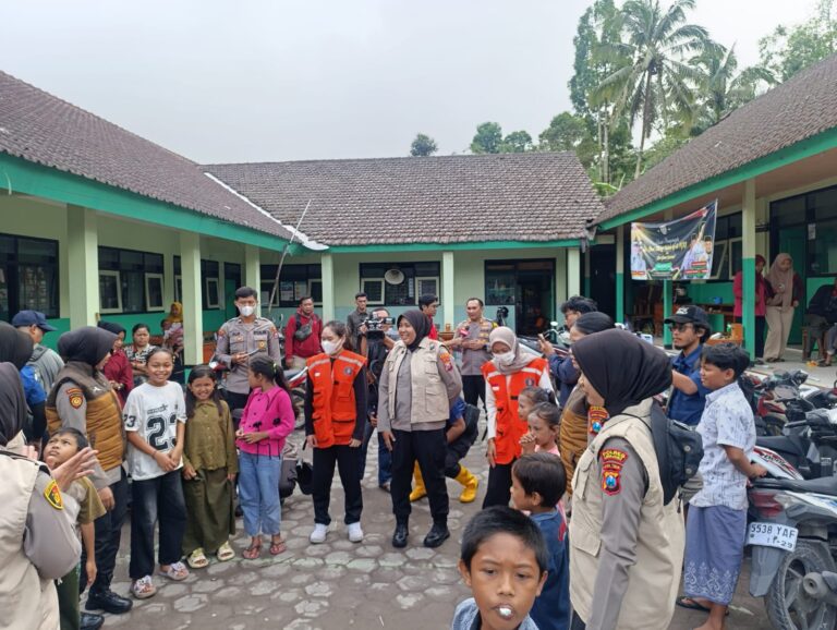 Polda Jatim Berikan Trauma Healing untuk Anak-anak di Pengungsian Dampak Erupsi Gunung Semeru