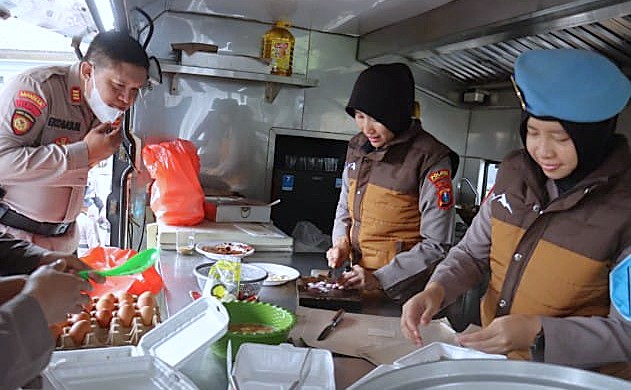 Brimob Polda Jatim Dirikan Dapur Lapangan untuk Warga Terdampak Erupsi Gunung Semeru