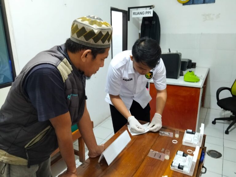 Food Safety: Sidokkes Polres Nganjuk Cek Bahan dan Makanan di SPPG Pace