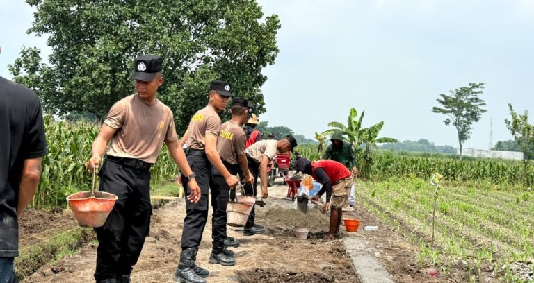 Siswa Diktukba SPN Polda Jatim Beri Manfaat Nyata, Bantu Pembangunan Akses Jalan Petani di Kediri