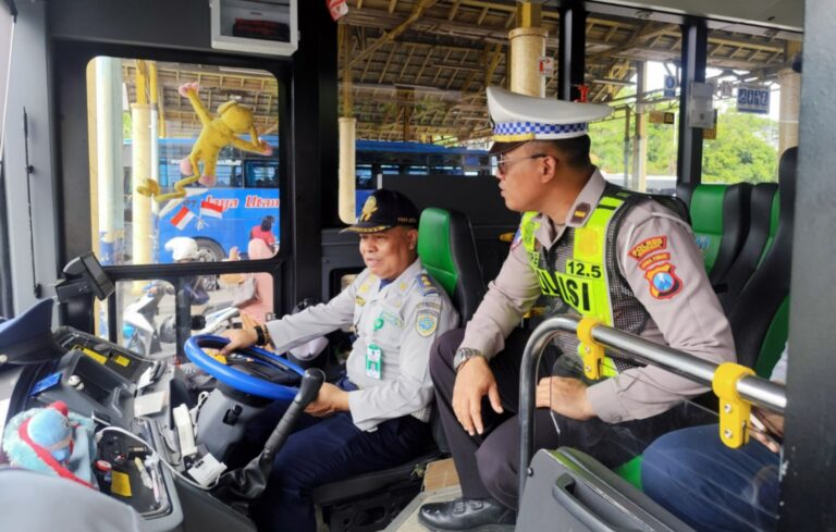 Polres Gresik Gandeng Dishub Gelar Ramcheck Armada Bus Jelang Nataru