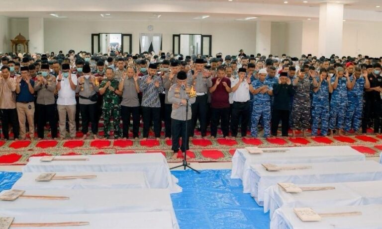 Kapolda Sumbar Pimpin Shalat Jenazah 24 Korban Banjir di Masjid Raya Al Minangkabawi