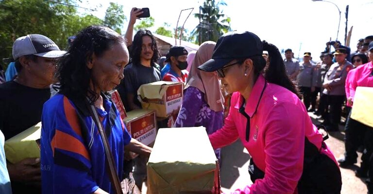 Kapolri dan Ketua Umum Bhayangkari Tinjau Udara Dampak Banjir Longsor Sumut, Pastikan Percepatan Bantuan untuk Warga