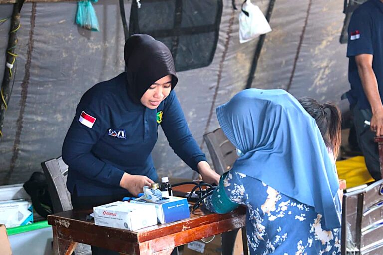 Antisipasi ISPA Pascabanjir, Posko Kesehatan Polri Aktif Layani Masyarakat Aceh Tamiang