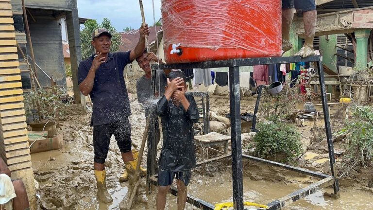 Polri Salurkan 627 Tandon Air Bersih untuk Warga Terdampak Bencana, Salah Satunya di Aceh Tamiang