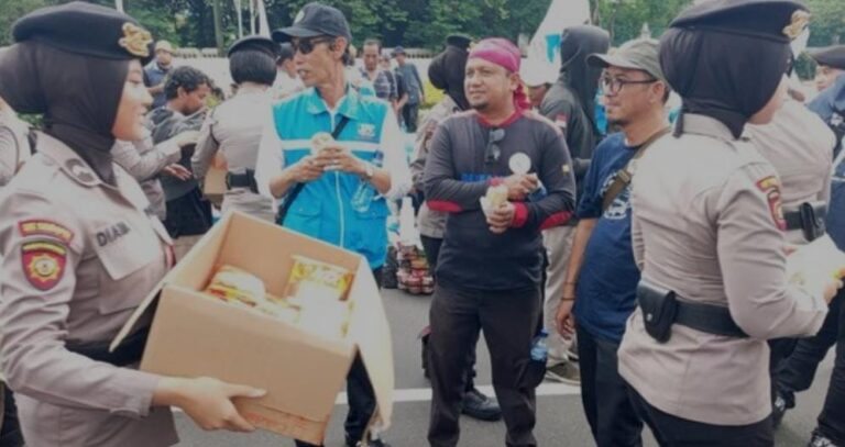 Humanis Polwan Polda Metro Jaya Layani Massa Buruh dari Berbagi Air hingga Roti