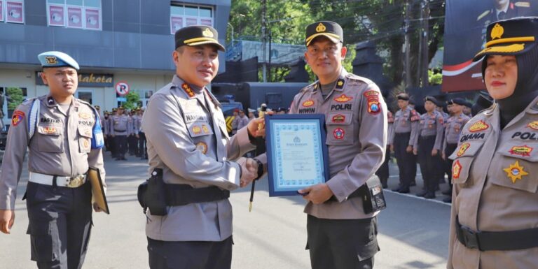 Kapolresta Malang Kota Berikan Penghargaan ke 33 Personil Polresta Malang Kota Yg Berdedikasi dan Berprestasi
