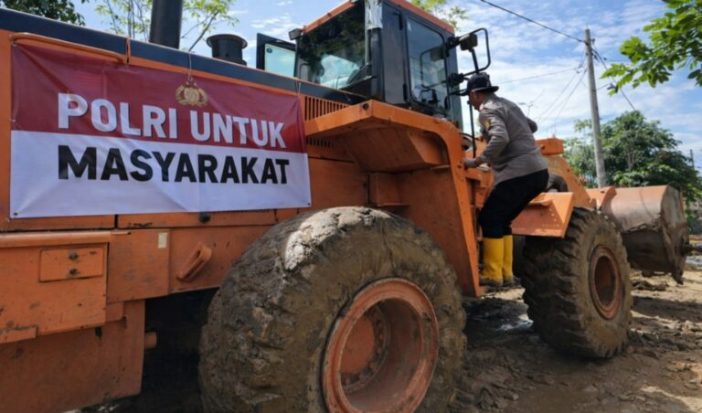Kapolri Bantu Alat Berat untuk Percepat Pemulihan Jalan, Fasilitas Umum dan Rumah Warga Pasca banjir di Kabupaten Pidie