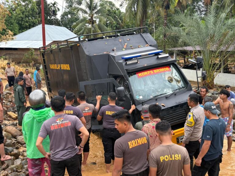 Polri Kirim Bantuan dan Layanan Medis Ke Daerah Terisolir di Sumatera