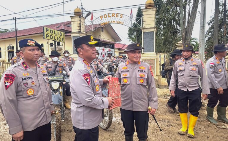 Wakapolri Tinjau Penanganan Dampak Bencana di Aceh Tamiang, Ratusan Kendaraan dan Personel Disiapkan