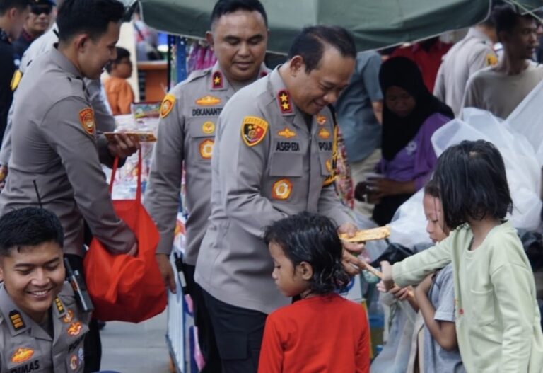 Pantau Libur Akhir Tahun di Ancol, Kapolda Metro Jaya Bagi-bagi Cokelat ke Pengunjung