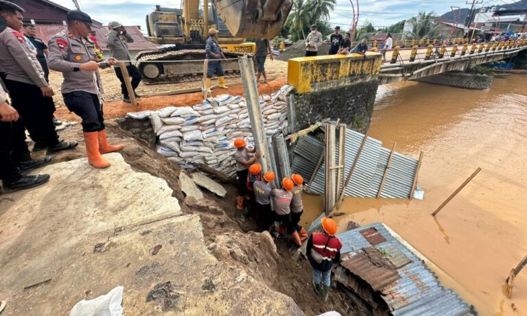 Kolaborasi Polri dan Masyarakat Sukses Pulihkan Jembatan Pandan Tapanuli Tengah