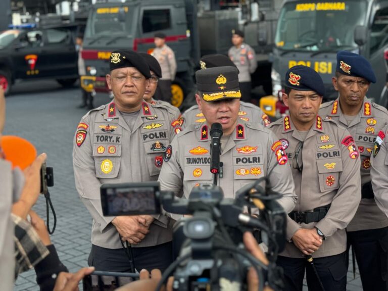 Polri Kerahkan Ratusan Personel Tambahan Untuk Percepatan Mitigasi Bencana di 3 Provinsi Sumatera