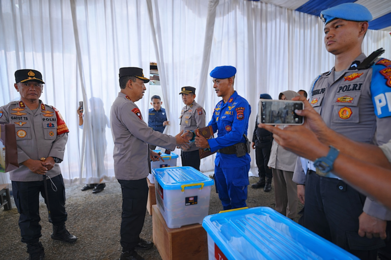 Kapolri Beri Motivasi dan Apresiasi kepada Anggota Polri Terdampak Bencana di Sumbar