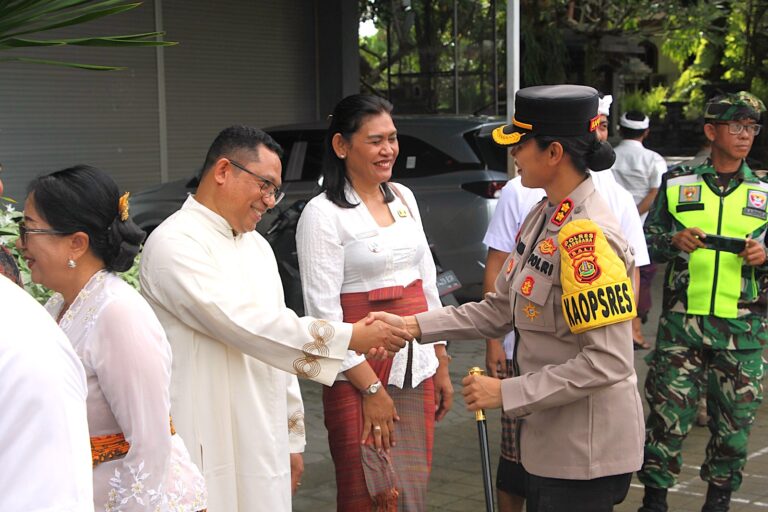 Polri Hadir Jaga Toleransi, Kapolres Jembrana Dampingi Forkopimda Kunjungi Gereja Jelang Natal 2025