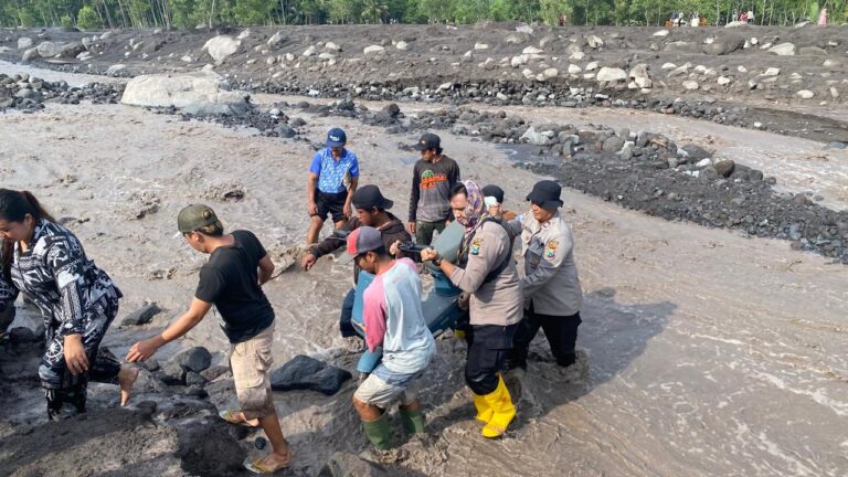 Polisi Evakuasi Warga Terdampak Banjir Lahar Semeru di Lumajang
